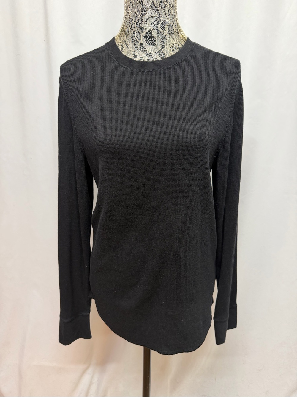 Gap Women’s Medium Black Waffle Knit Thermal Long Sleeve Curved Hem Top
